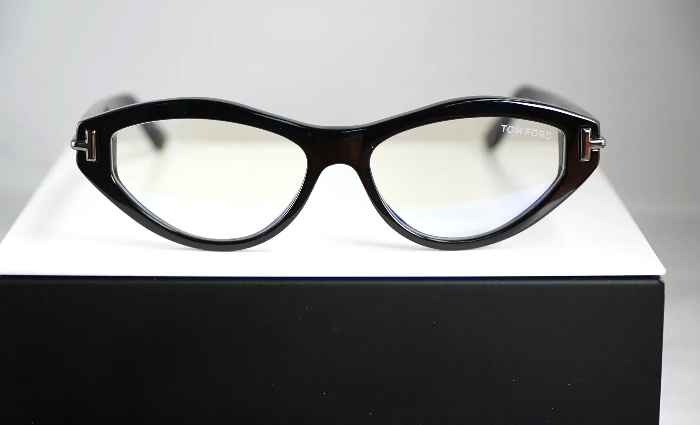 Montura negra estilo cat eye