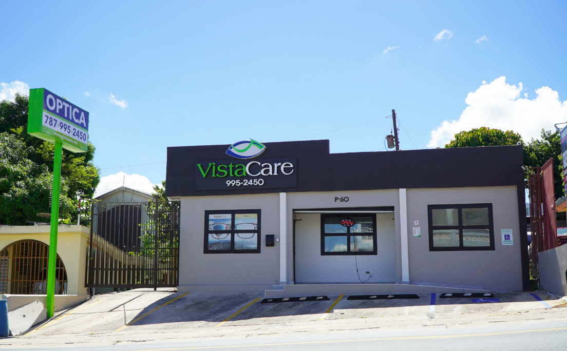Fachada de Vista Care en Bayamón con el letrero de Óptica